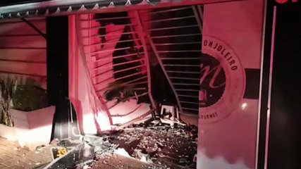 Condutora perde o controle da direção e destrói fachada de imóvel na Rua Manaus