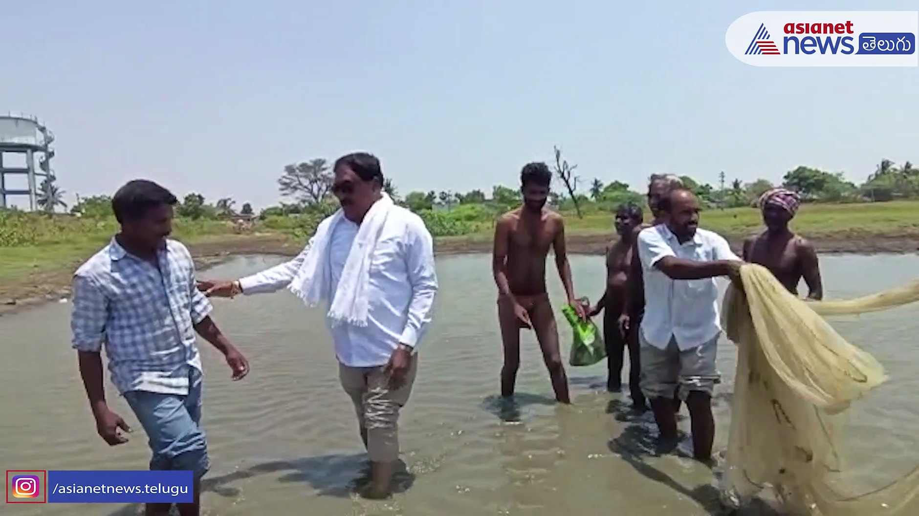 ప్యాంటు పైకి లాగి చెరువులోకి దిగి చేపలు పట్టిన మంత్రి ఎర్రబెల్లి 