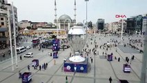 Taksim'de Dev Şampiyonlar Ligi Kupası Maketi Yerleştirildi