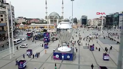 Taksim'de Dev Şampiyonlar Ligi Kupası Maketi Yerleştirildi