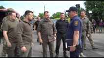 Il presidente ucraino Zelensky visita le zone allagate di Kherson