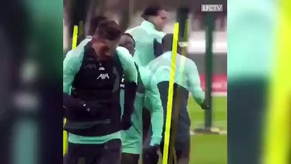 Şampiyonluk için gözünü karartan Ali Koç, Liverpool'dan ayrılan Firmino'ya haber yolladı