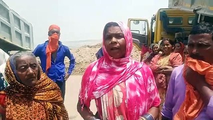 रोजगार की मांग को लेकर ग्रामीणों ने नीलकंठ ठेका कंपनी का रुकवाया काम