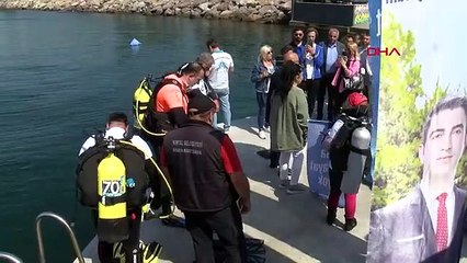 Nettoyage de la mer effectué par des plongeurs le jour de la mer de Marmara