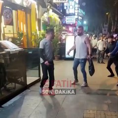 İstanbul'un göbeğinde bıçaklı yabancı uyruklu kişiler birbirine girdi