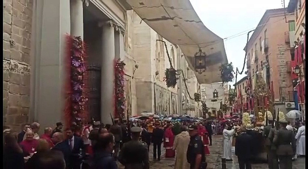 La Custodia entra en la Catedral y acaba la procesión