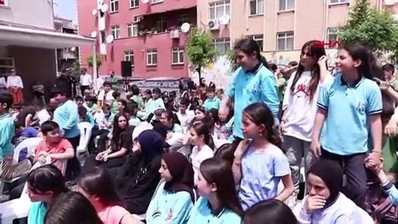 Des étudiants récompensés lors de la campagne de collecte des déchets à Beyoğlu