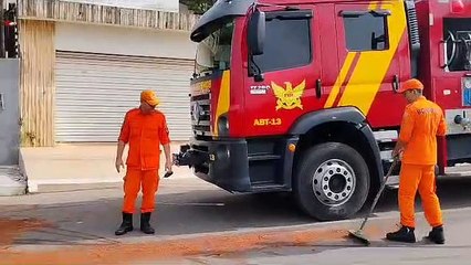 Motorista perde controle de veículo, colide com poste e atinge muro de casa