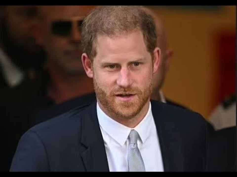Le prince Harry a semblé s'étouffer devant le tribunal après près de huit heures d'interrogatoire