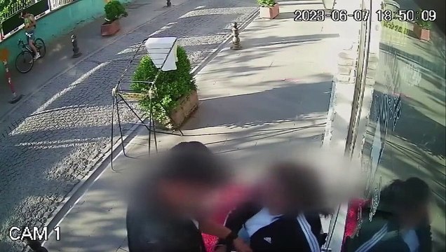 Sokak ortasında tartıştığı kadını böyle darbetti