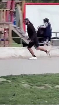 Fransa'da parkta bıçaklı saldırı videosu İZLE! Parkta bıçaklı saldırı videosu nerede çekildi? Parkta bıçaklı saldırı yapan kişi kim?