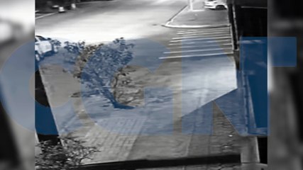 Câmera mostra mulher se assustando com viatura e batendo contra empresa