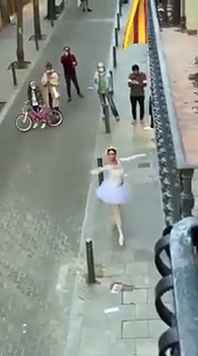 Bailarina en la calle Verdi en pleno confinamiento