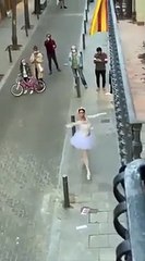 Bailarina en la calle Verdi en pleno confinamiento