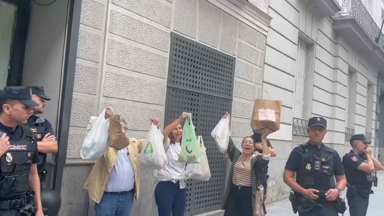 ¡Dad de comer al Comité de Huelga!: los funcionarios de Justicia encerrados en el Ministerio denuncian que Llop impide llevarles comida
