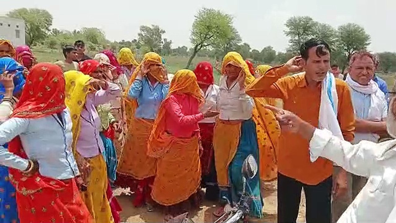 आबकारी विभाग पर सांठगांठ का आरोप, महिलाओं ने शर...