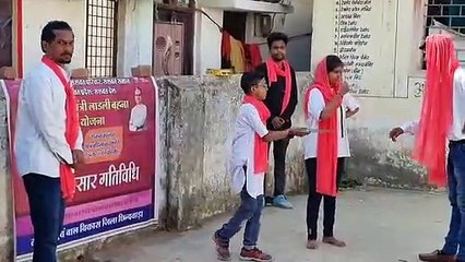 किरदार के कलाकारों ने दी नाटक की प्रस्तुति
