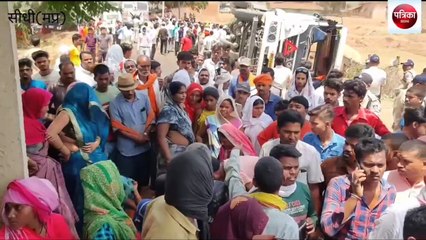 sidhi: 55 tonnes of heavy ash load overturned in a jeep full of proces