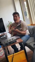 Un chien chante avec âme avec des musiciens