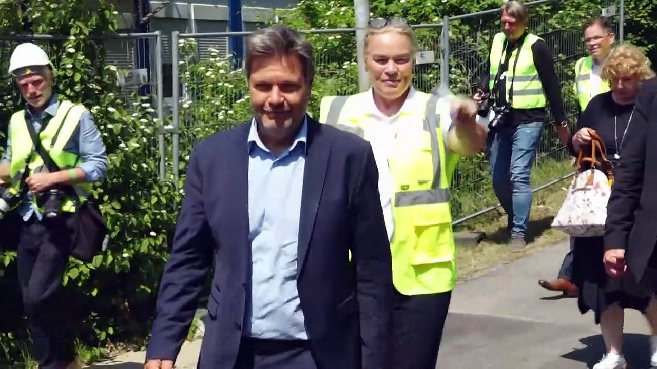 Aus Wind wird Wärme: Habeck weiht Anlage in Wedel ein