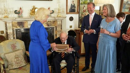 'I'll come down so you can't get up': Queen honours veteran