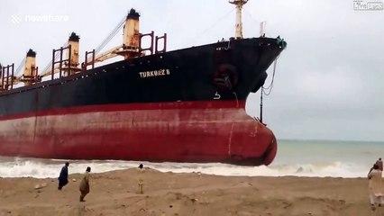 Un énorme navire vient s'échouer sur une plage