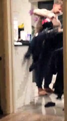 Idiot du jour, il ne sait pas installer l'étendoir du linge et sa femme est pliée de rire