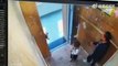 Ce papa sauve son fils coincé avec la laisse du chien dans l'ascenseur