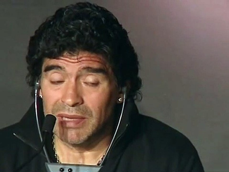 Así defendía Maradona a Ronaldinho y exponía el mal trato del Barcelona a sus ídolos