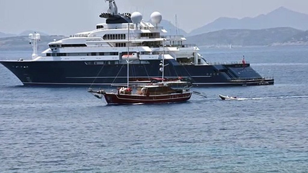 İçinde yok yok! Haftalık kirası 2.2 milyon euro olan devasa yat Bodrum'a demir attı