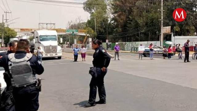 En Ecatepec, vecinos bloquean avenida 30-30; protestan por falta de agua