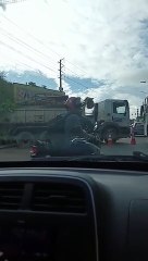 Deslizamento de terra causa engarrafamento na avenida São Rafael