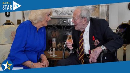 Camilla Parker Bowles tout sourire avec une coupe à la main, ces clichés amusants