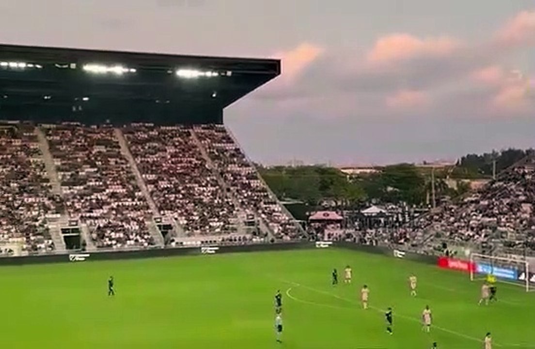 Los hinchas del Inter Miami cantando por Messi en el minuto 10