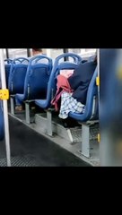 Hombre recorre paraderos para recoger 100 dólares