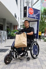 Pedro González transforma su silla de ruedas en un emprendimiento