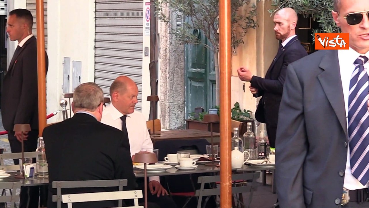 Un caff? e qualche risata al centro di Roma per Olaf Scholz dopo l'incontro con Giorgia Meloni