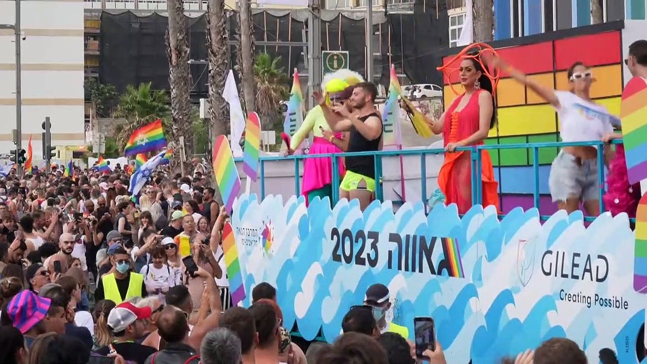 شاهد: عشرات الآلاف يشاركون في "مسيرة الفخر للمثليين" في تل أبيب