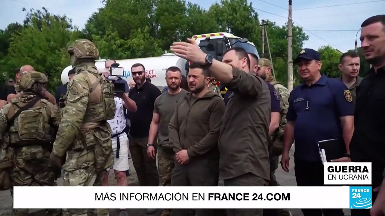 El presidente ucraniano Volodímir Zelenski evalúna los daños en la presa de Nova Kakhovka