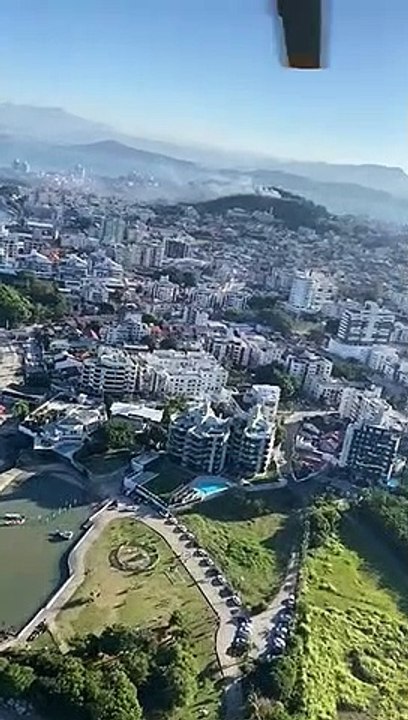 Fogo em lixo espalha fumaça na entrada de Florianópolis e ameaça incêndio em vegetação