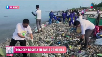 Voluntarios recogen basura en la bahía de Manila