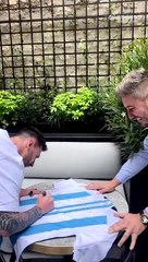 Messi firmó una camiseta de la Selección y se encargó de dibujarle la tercera estrella
