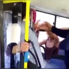 Kadınların kavgasını ayırmaya çalışırken yüzüne tokat yedi