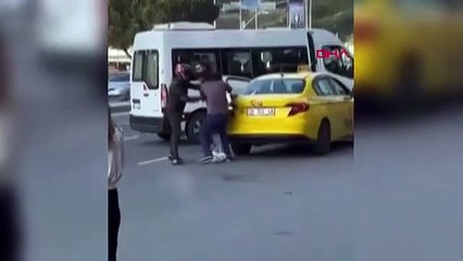 LE COMBAT ENTRE CHAUFFEUR DE TAXI ET CHAUFFEUR DE MINIBUS À SARIYER EST À LA CAMÉRA