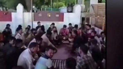 उज्जैन: पुलिस कंट्रोल रूम बना अखाड़ा, करणी सेना ने बैठ किया हनुमान चालीसा पाठ