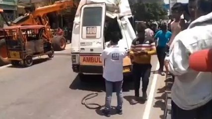 हापुड़: जेसीबी की टक्कर से घायल हुई "एंबुलेंस", स्वास्थ्य महकमे में हडकंप
