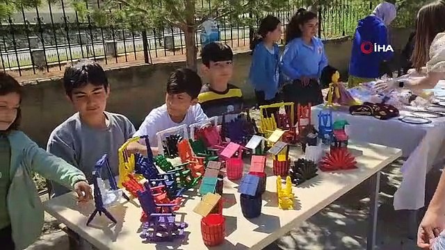 Ils enverront les revenus de l'exposition de fin d'année aux écoles sœurs de la région du tremblement de terre.