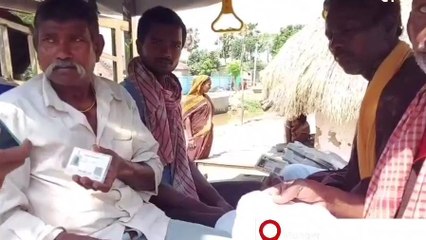 मुंगेर: मतदान केंद्र दूर रहने से मतदाता परेशान, गर्मी में टोटो का सहारा ले रहे मतदाता