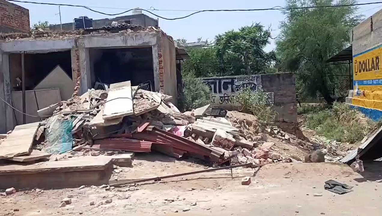 रेलिंग तोड़  दुकानों में जा घुसी सवारी बस, टैम्पों चालक की मौत