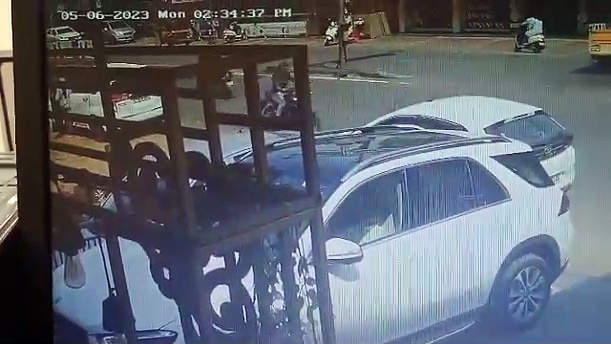 திடீரென பின்னோக்கி நகர்ந்த கார்; சூப்பர்மேனாக மாறி பெரும் விபத்தை தவிர்த்த இளைஞர்